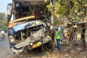 Read more about the article Two killed in collision between truck and bus – Ayodhya News