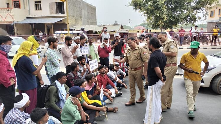 You are currently viewing Protest by teachers and students ineffective, examinations will be held in the university from today – Ayodhya News