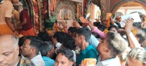 Read more about the article People come to offer prayers to Hanumangarhi in Ayodhya.  – Amar Ujala Hindi News Live