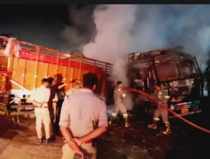 Read more about the article Ayodhya: A DCM Hits The Standing Truck, Driver Burnt Alive.  – Amar Ujala Hindi News Live