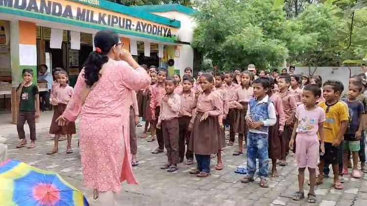 You are currently viewing Ayodhya: Teacher teaching dance in government school, video went viral.  – Amar Ujala Hindi News Live