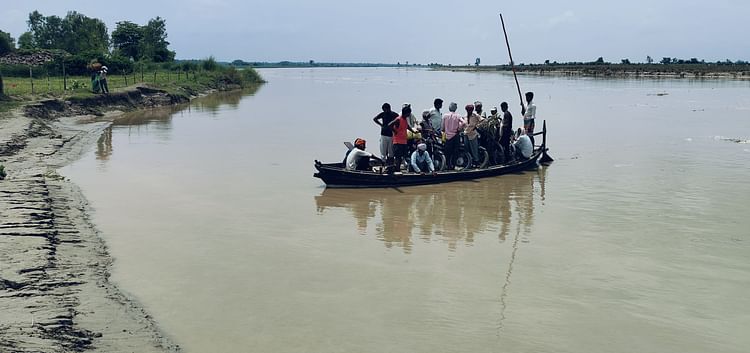 Read more about the article Up: Saryu water level decreased, water reached three cm below the danger mark, children started going to SC – Amar Ujala Hindi News Live