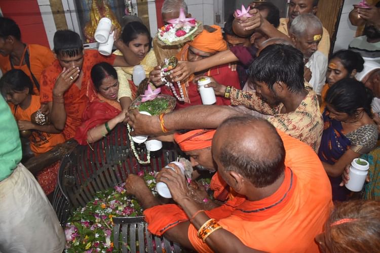 You are currently viewing Shiv devotee in Ayodhya on Sawan Ki Shiv Ratri.  – Amar Ujala Hindi News Live