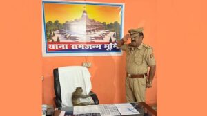 Read more about the article A Police Man Salutes A Monkey In Ayodhya. – Amar Ujala Hindi News Live