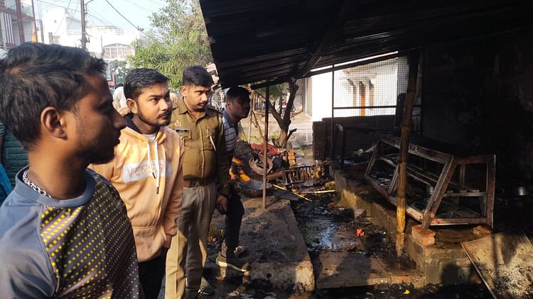 You are currently viewing Fire Broke Out In A Shop In Ashwanipuram Colony In Ayodhya. – Amar Ujala Hindi News Live