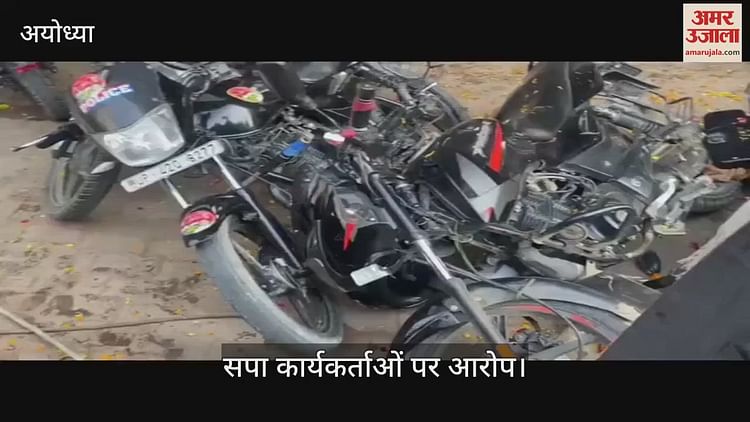 You are currently viewing SP workers spread chaos, damaged bikes, broke shop in Dimple Yadav’s road show