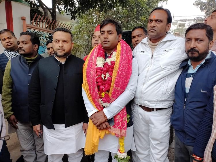 You are currently viewing Milkipur Bypoll: Sp Candidate Files Nomination. – Amar Ujala Hindi News Live – Milkipur By Election: SP candidate filed nomination after taking blessings of Gods and Goddesses, said