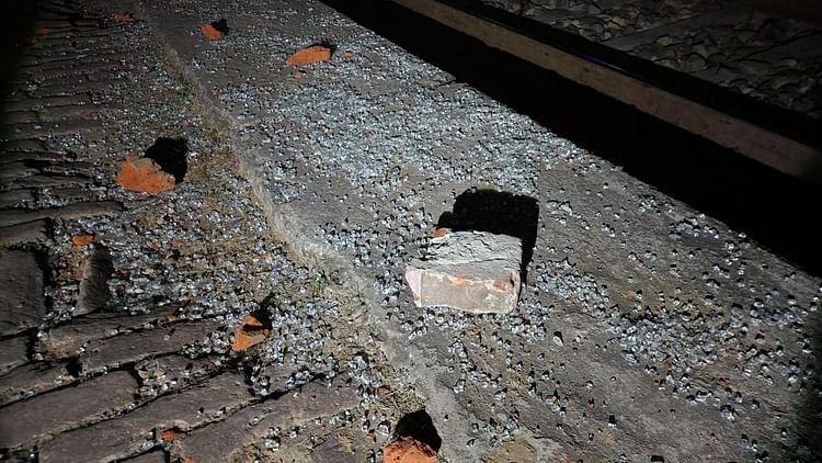 You are currently viewing Ayodhya: Devotees Pelted Stones at Mahakumbh Special Train, Glass Broke; The Incident Occurred Due to the Door – Amar Ujala Hindi News Live