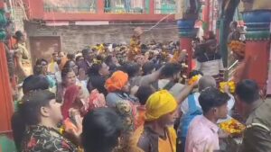 Read more about the article Flowers Showered on Devotees in Hanumangarhi Ayodhya. – Amar Ujala Hindi News Live – Ayodhya: Flower rain on devotees in Hanumangarhi, people said