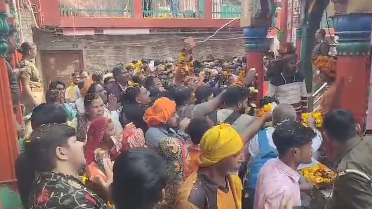 You are currently viewing Flowers Showered on Devotees in Hanumangarhi Ayodhya. – Amar Ujala Hindi News Live – Ayodhya: Flower rain on devotees in Hanumangarhi, people said