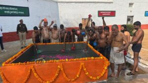 Read more about the article UP: Prisoners take bath in Mahakumbh water. – Amar Ujala Hindi News Live