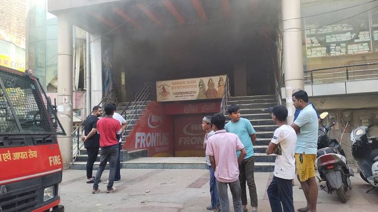 Read more about the article Short Circuit caused fire in cloths showroom in Ayodhya Goods Worth 40 Lakh Burnt – Amar Ujala Hindi News Live