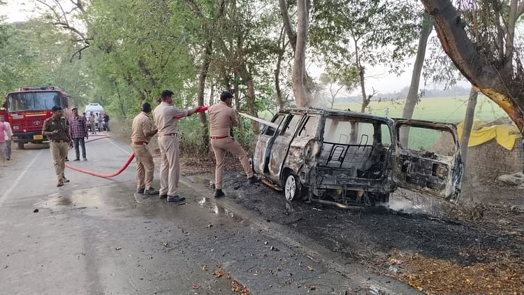 You are currently viewing Ayodhya: SUV collided in two bikes, four youths killed, angry villagers burnt SUV