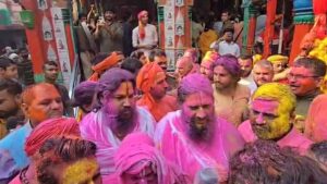 Read more about the article Ayodhya: Saints danced fiercely on Holi, Dhol’s beat with Aradhya Sri Ram on Rangabhari Ekadashi in Ayodhya