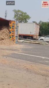 Read more about the article Ayodhya: Truck overturned on the highway, many quintal straw scattered on the road, it got long jam