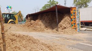 Read more about the article Ayodhya: Truck overturned on the highway, many quintal straw scattered on the road, people upset due to long jam