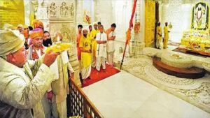 Read more about the article Tradition broken: Gaddinshin Mahant Premdas, who came out of Hanumangarhi for the first time, saw Ramlala