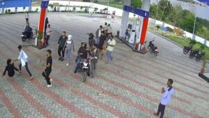 Read more about the article Ayodhya: Two groups of fearless youths assaulted at petrol pump, imprisoned in CCTV, hockey and shovels