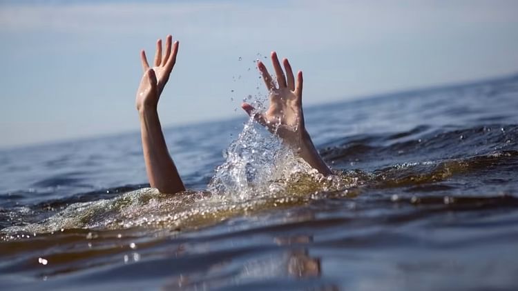 You are currently viewing Youth Drowned while Bathing in Saryu in Ayodhya Divers Are Searching – Amar Ujala Hindi News Live