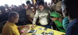 Read more about the article Ayodhya News: SDM from bike, raided fertilizer shops